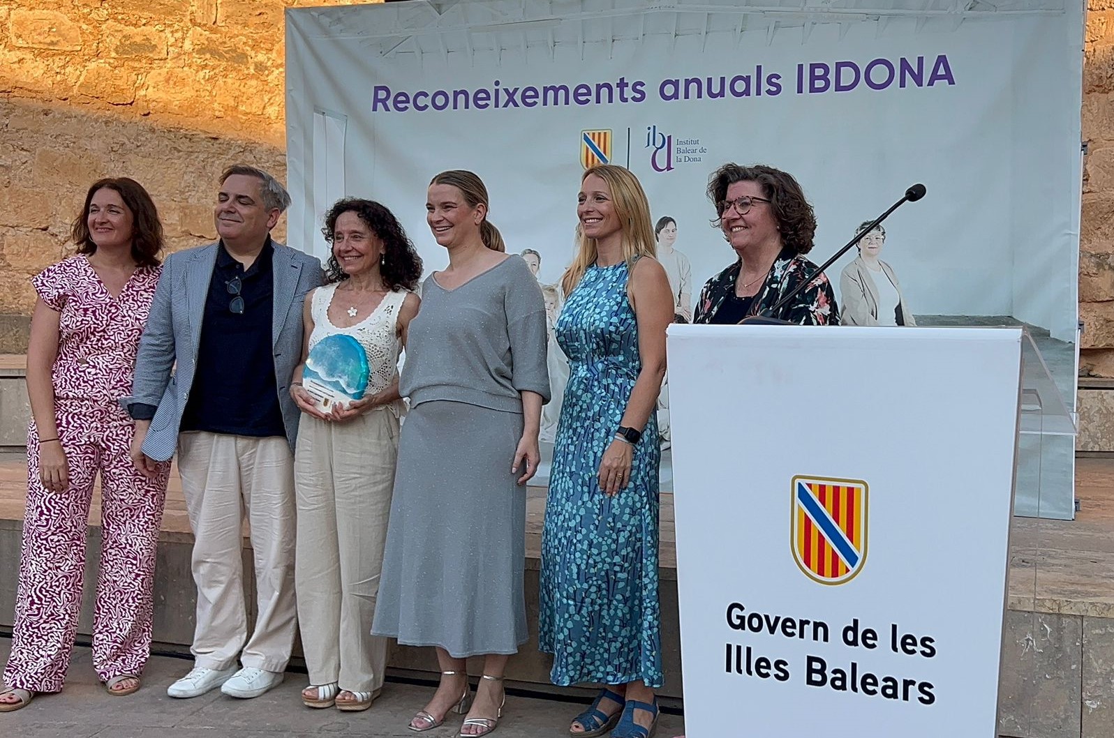 Alejandra Luque, presidenta del Consejo Territorial de la ONCE en Baleares, muestra el galardón en la foto de familia tras recoger el premio