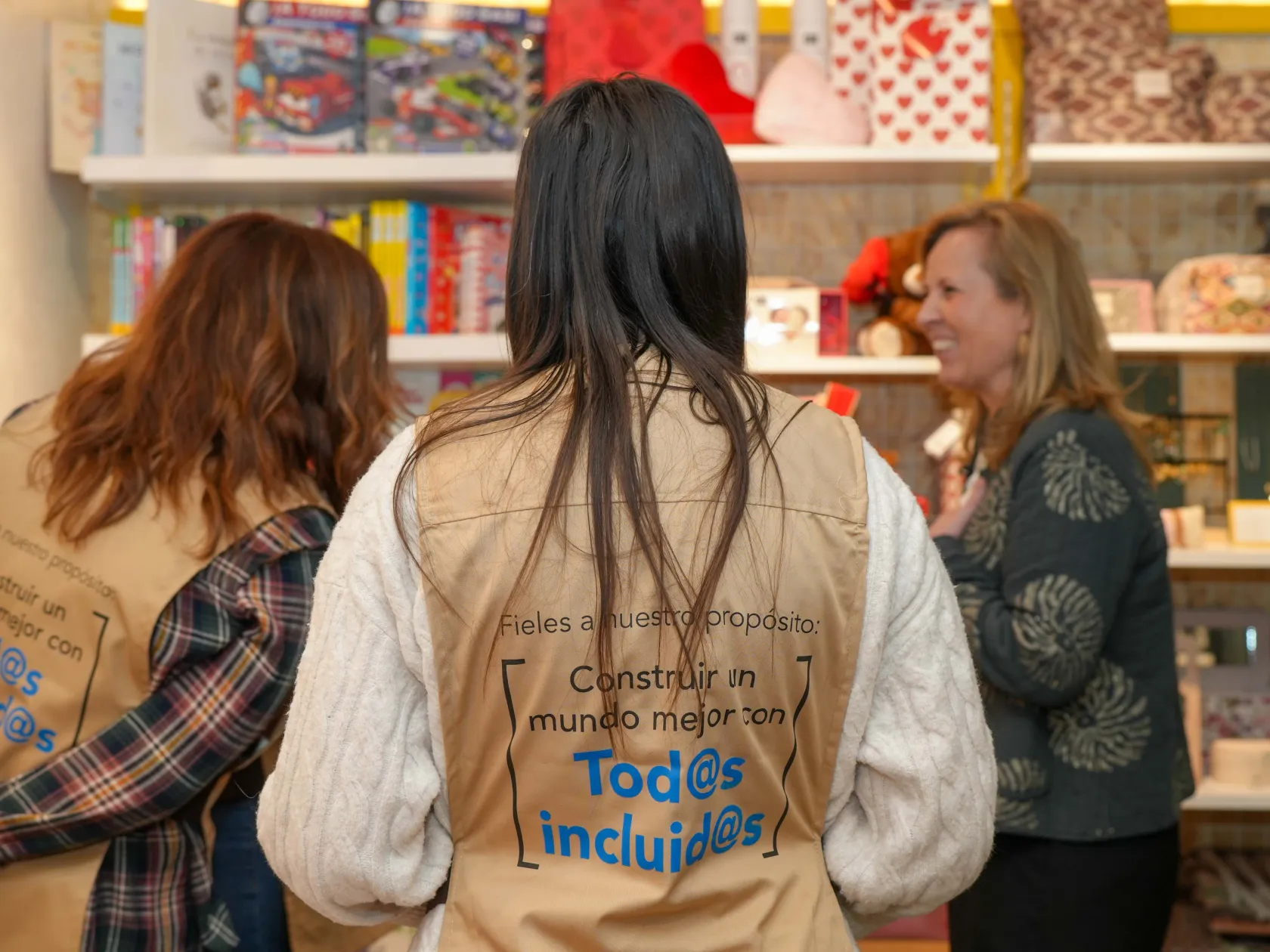 Trabajadora de ILUNION Tu Tienda en el Hospital de Valladolid