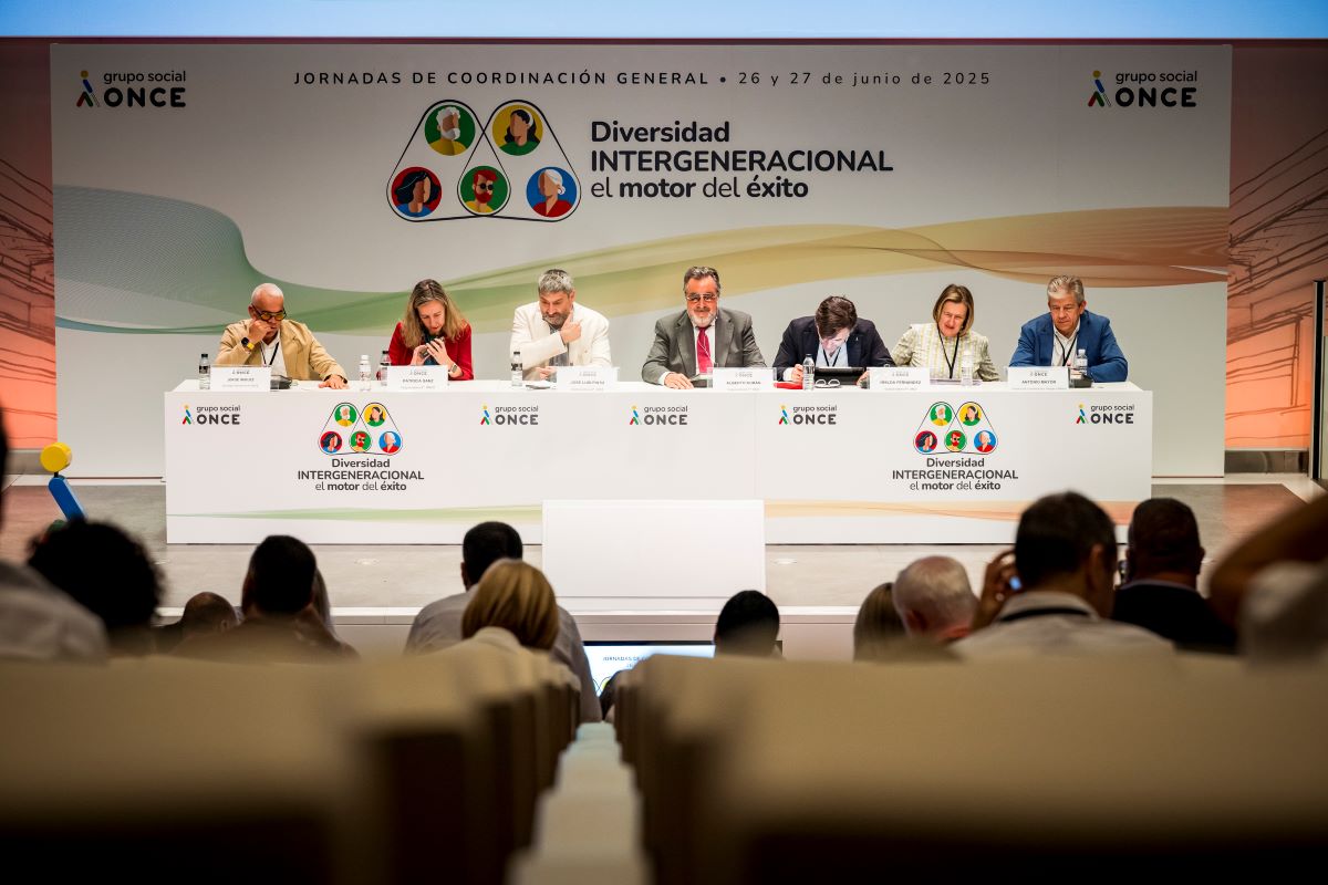 Mesa de clausura de la JCG, en el momento de la intervención de Miguel Carballeda