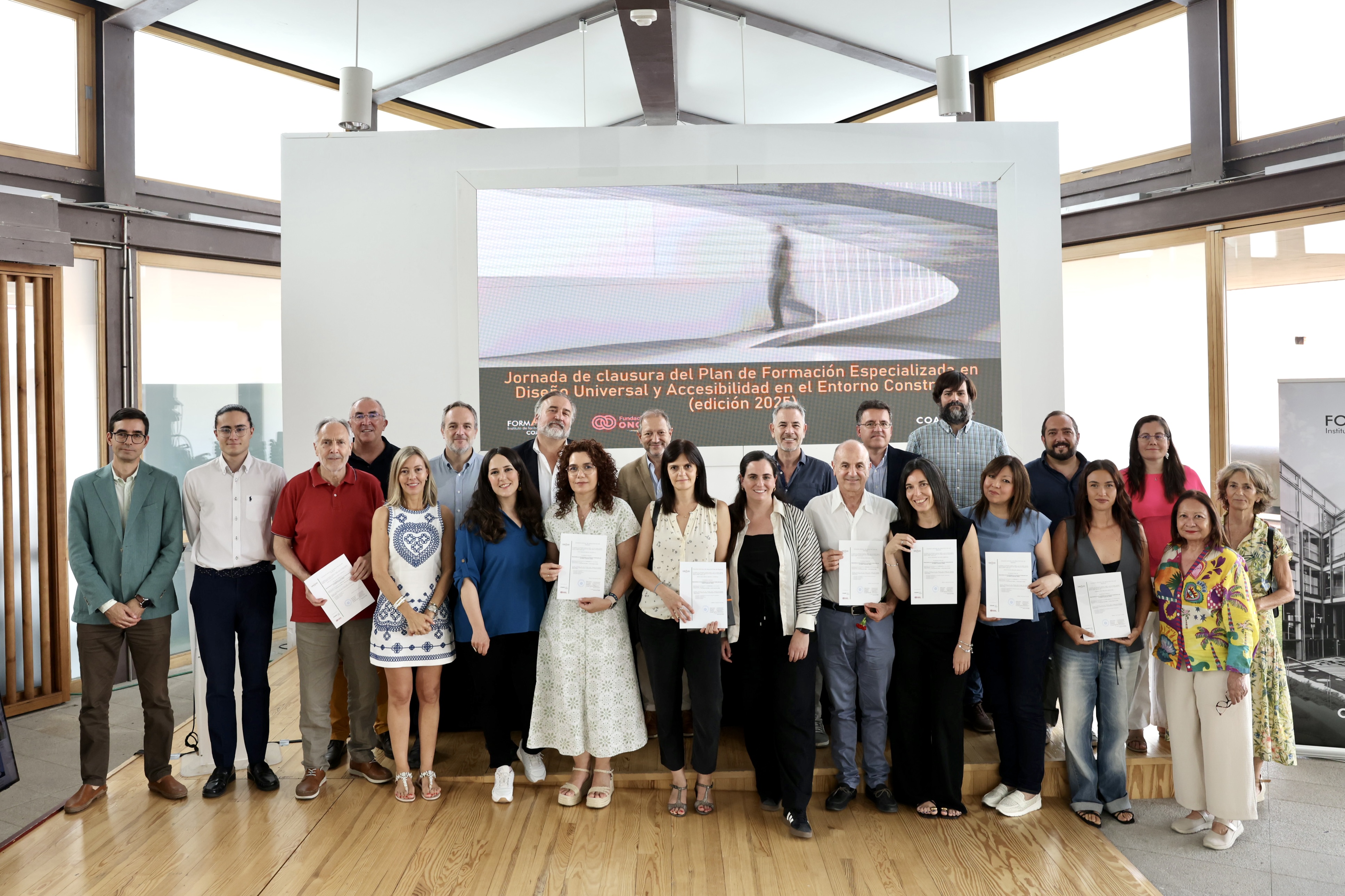 Foto de familia de los profesionales que han terminado el curso