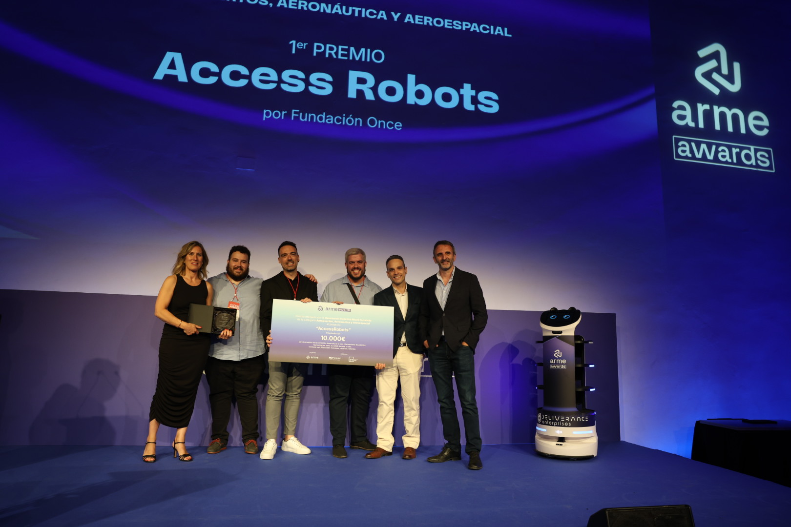 Momento de la recogida del premio ARME por parte de los desarrolladores de Fundación ONCE y Omrom