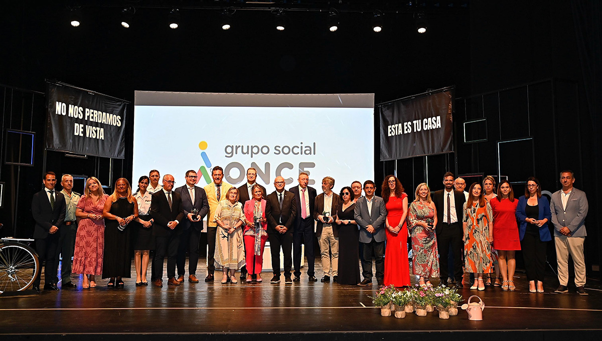 Foto final de premiados y autoridades sobre el escenario