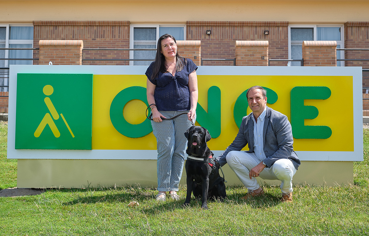 Chus Varela y Javier Martínez posan con un perro guía Chus Varela y Javier Martínez posan con un perro guía