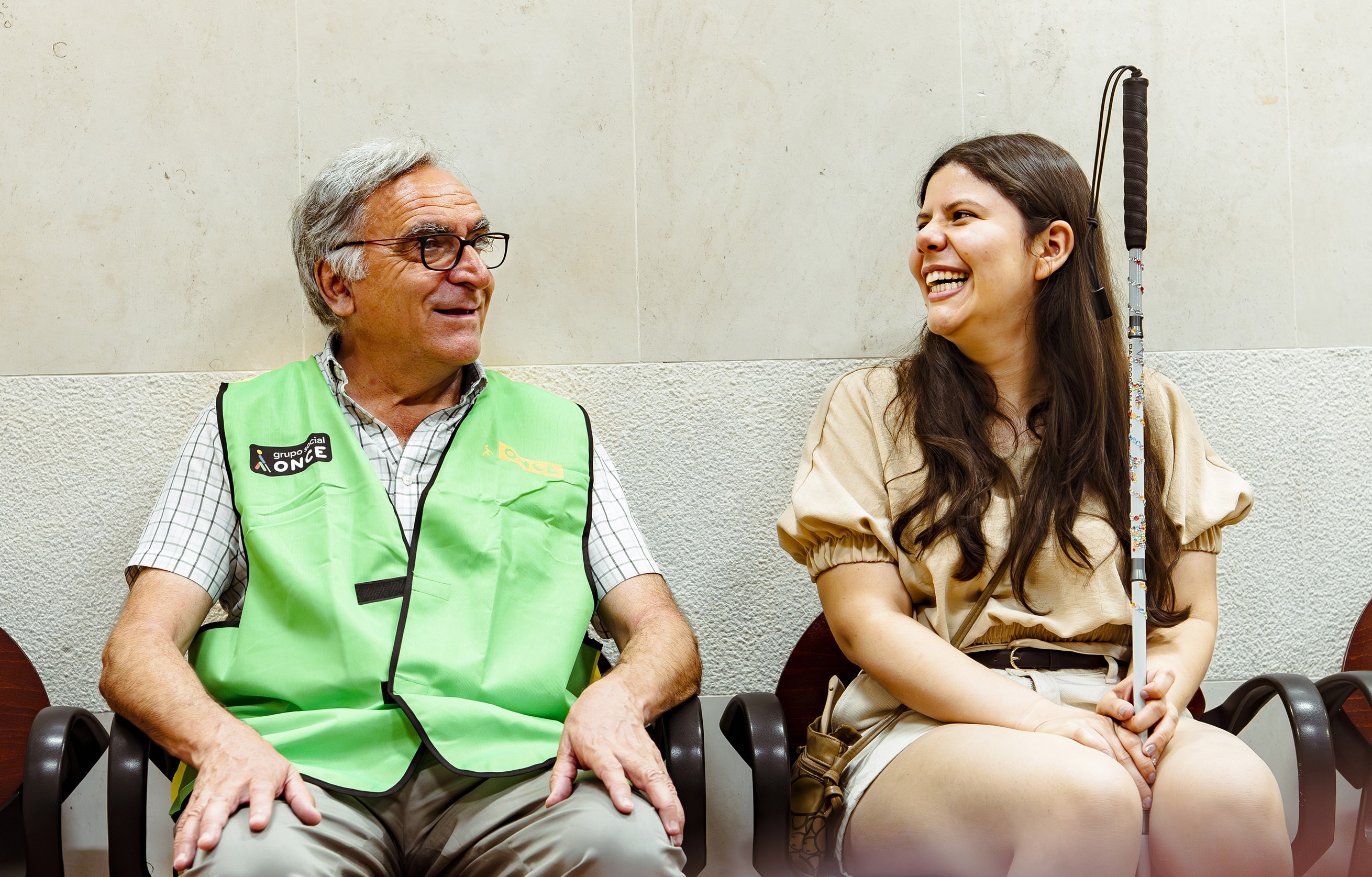 Voluntario de la ONCE acompañando a una afiliada a una consulta