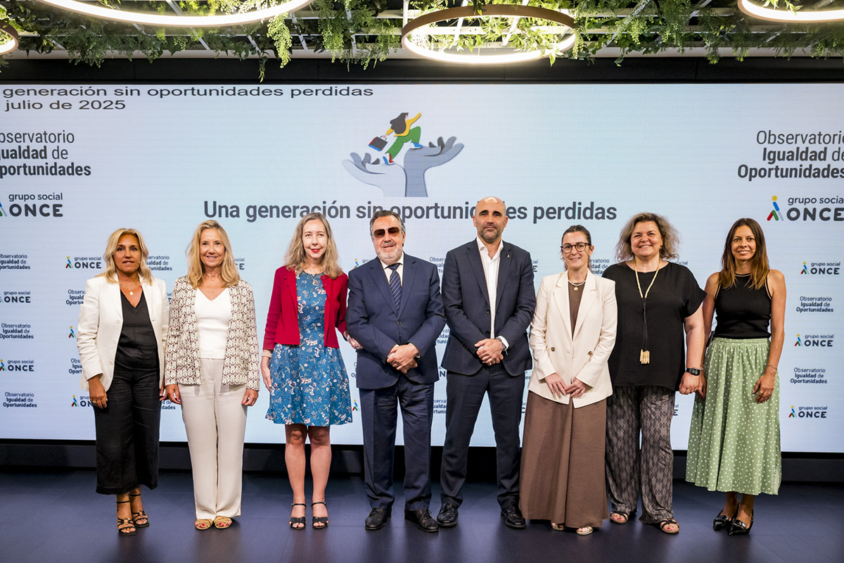 Foto de familia de todos los participantes en el seminario