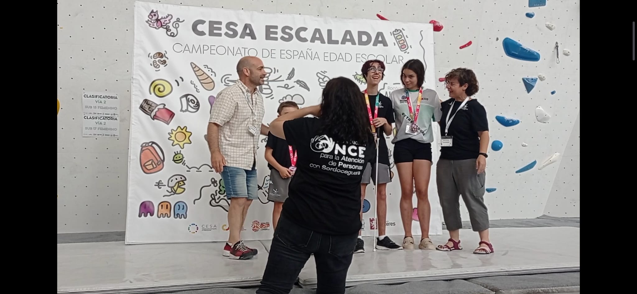 Joel y Luis en el momento de la entrega de trofeos, junto con su mediadora Beatriz 