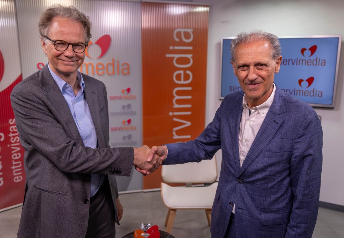 René Moerland y González Huesa estrechan sus manos tras la firma del convenio René Moerland y González Huesa estrechan sus manos tras la firma del convenio
