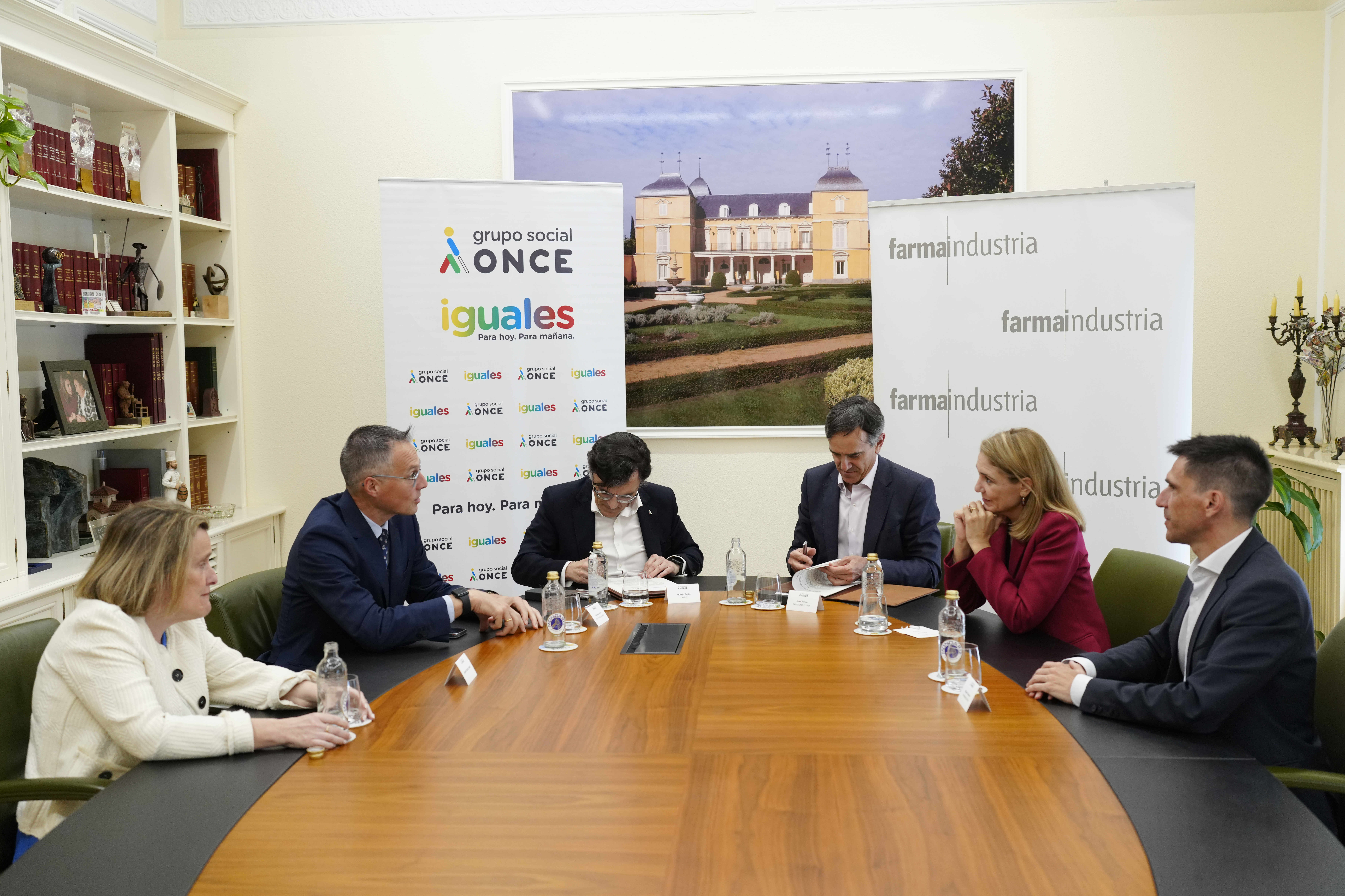 Momento de la reunión en la sede del Consejo General de la ONCE entre responsables de la ONCE y de Farmaindustria previa a la firma del acuerdo