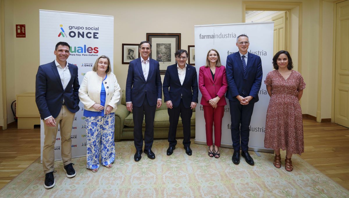Foto de familia de los responsables de ONCE y Farmaindustria antes de la firma del acuerdo