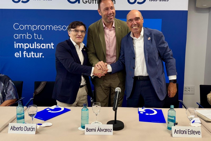 Alberto Durán, a la izda., junto a los responsables del Instituto Guttmann