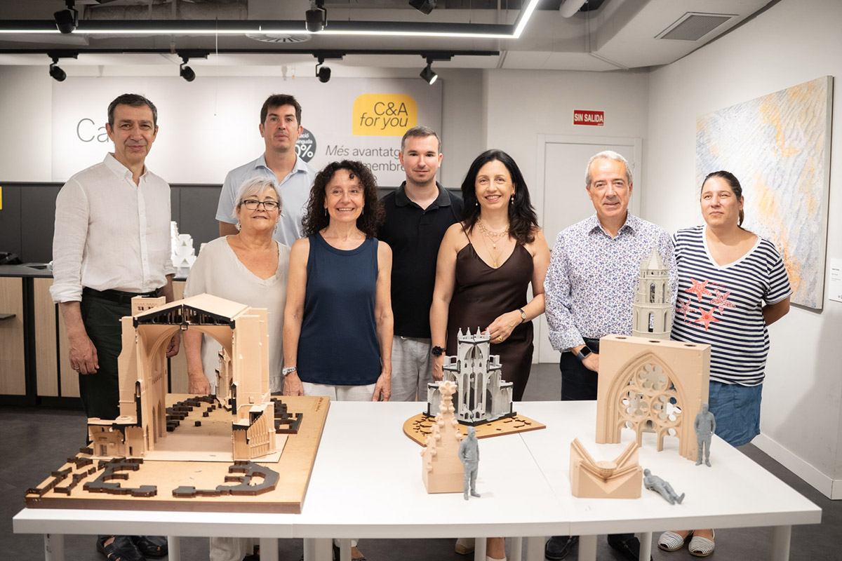 Foto de familia de los participantes en la presentación