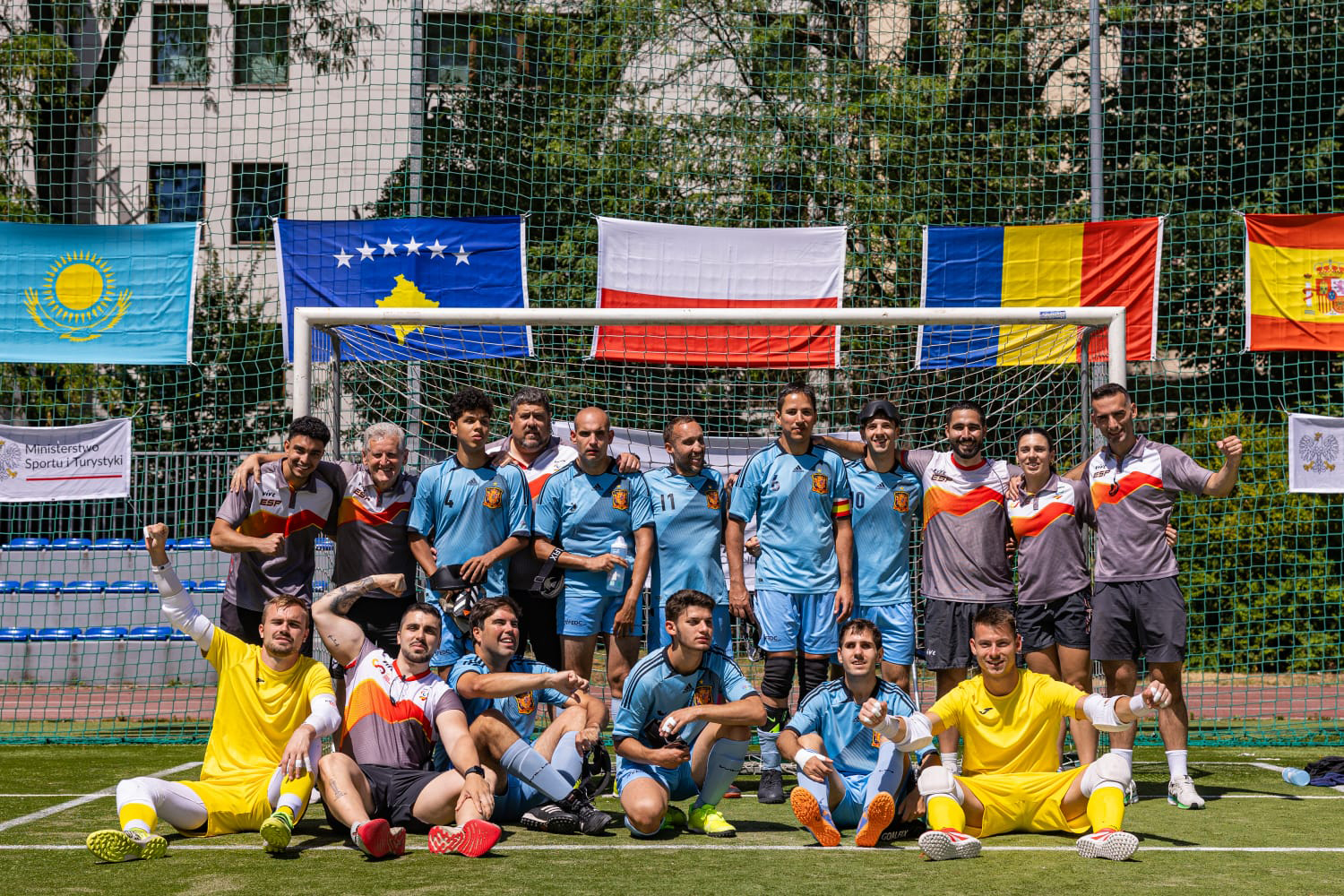 El equipo al completo tras ganar el trofeo