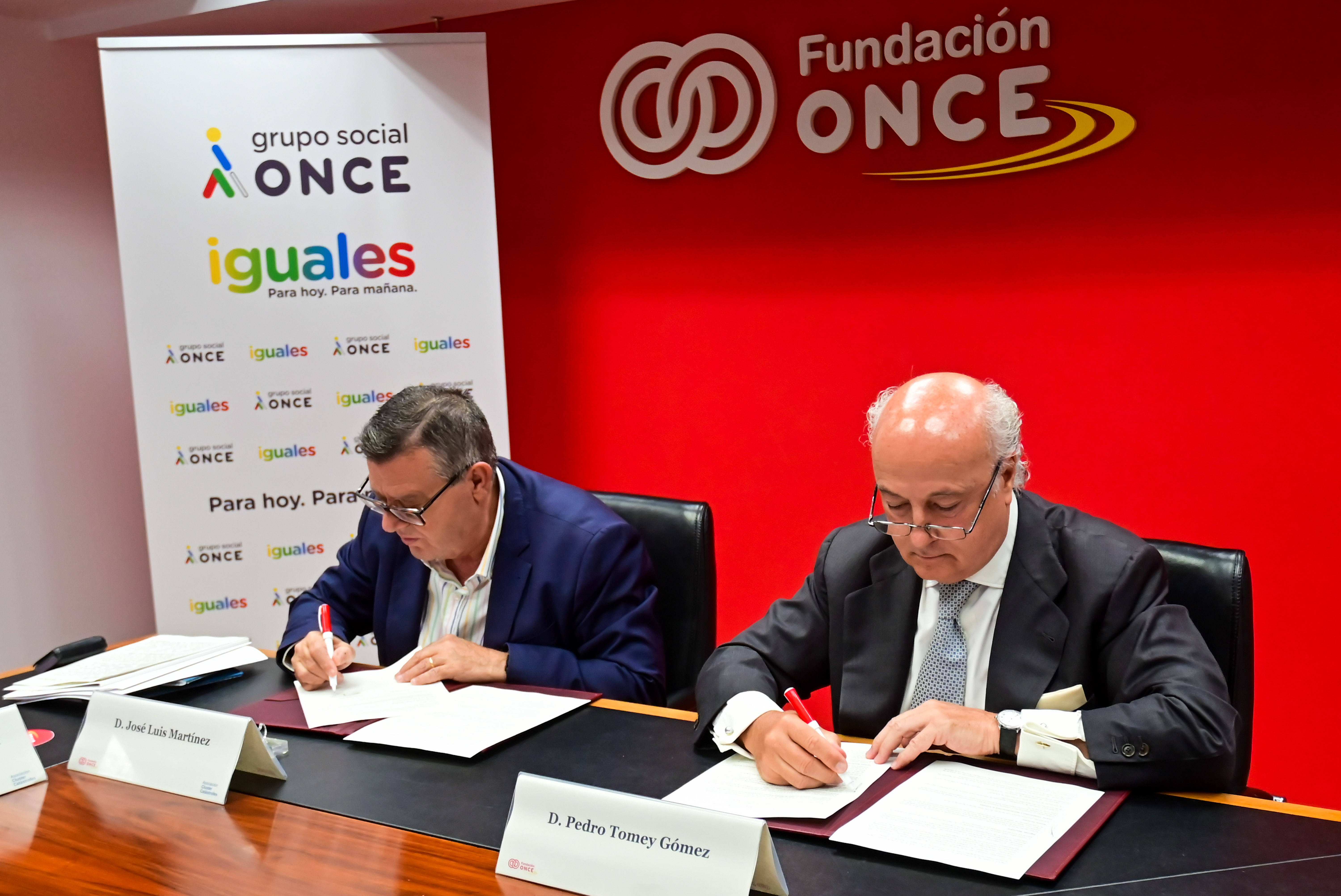 Martínez Donoso y Tomey Gómez durante la firma del acuerdo