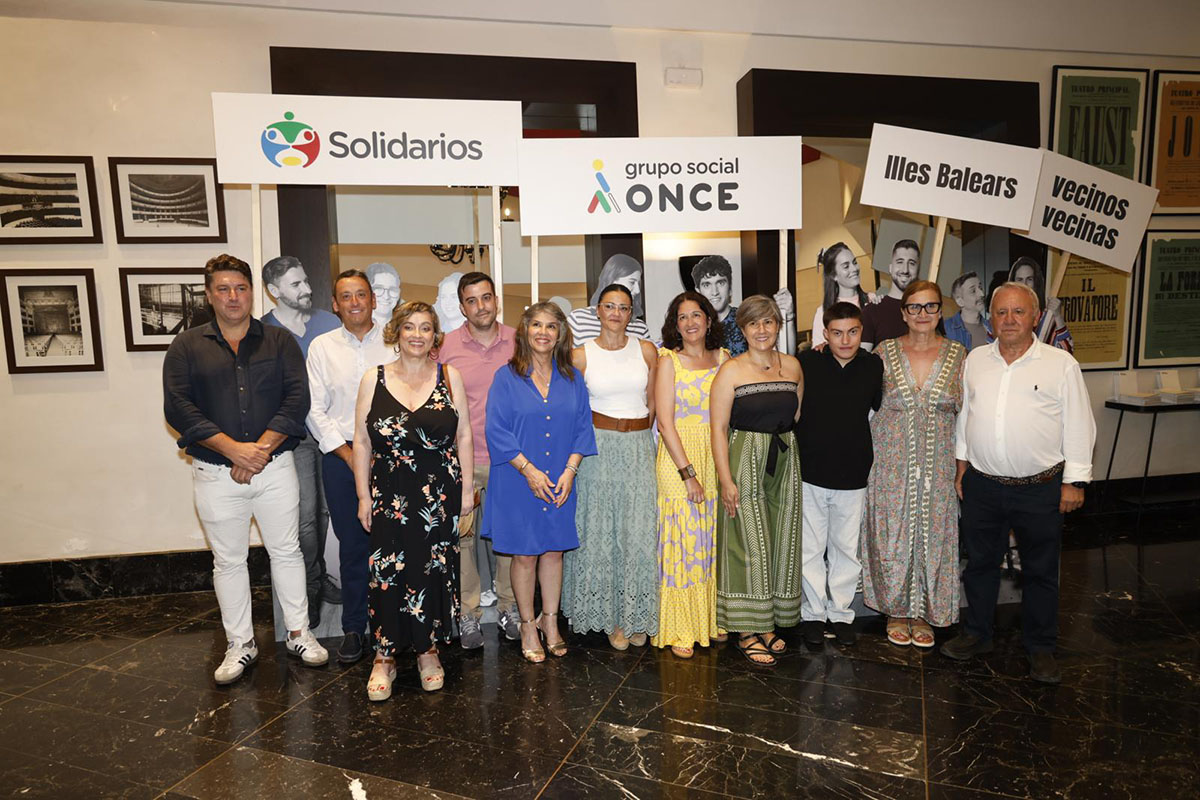 Foto de familia de los galardonados con los Premios Solidarios Illes Balears 2025