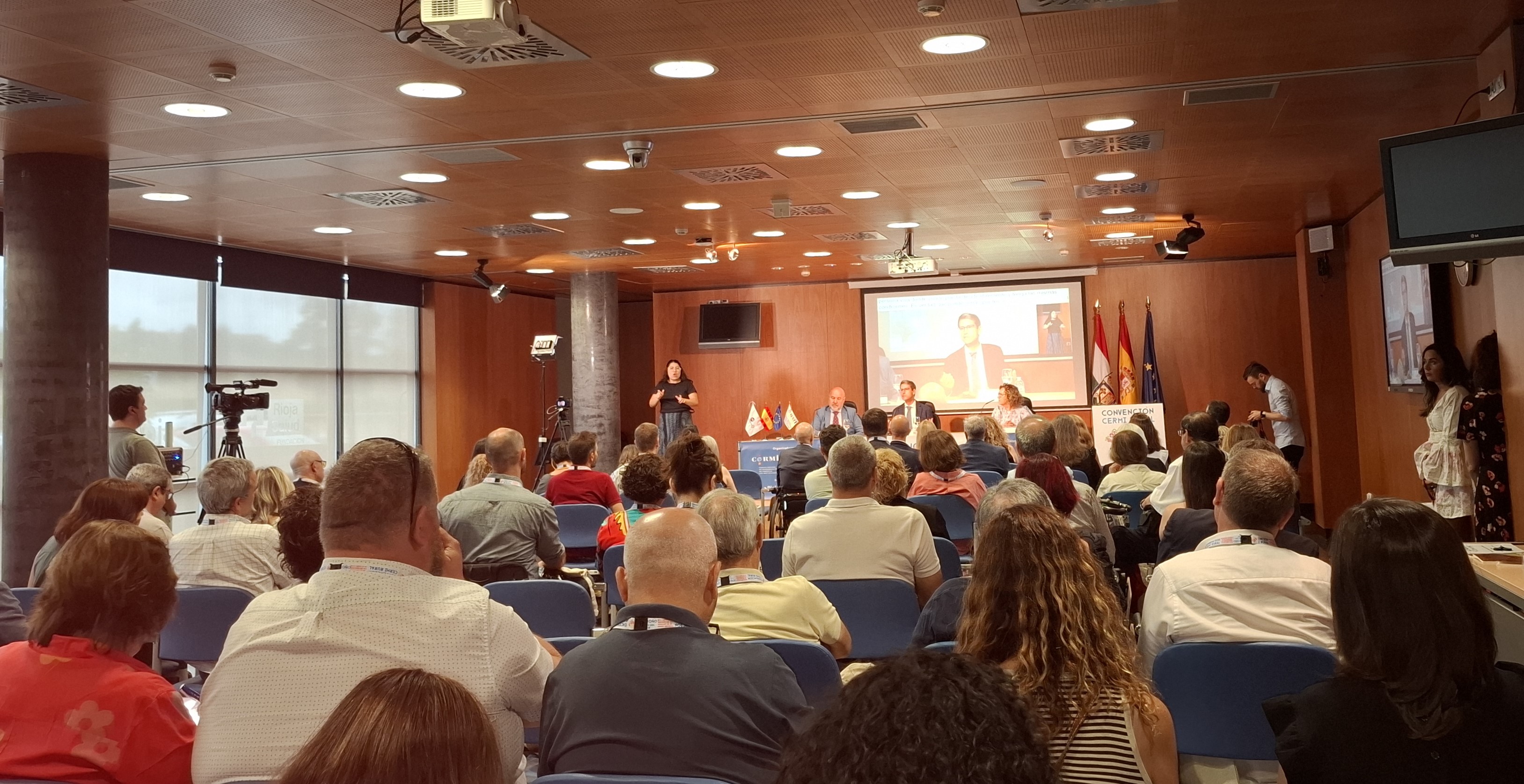 Mesa inaugural de la conferencia