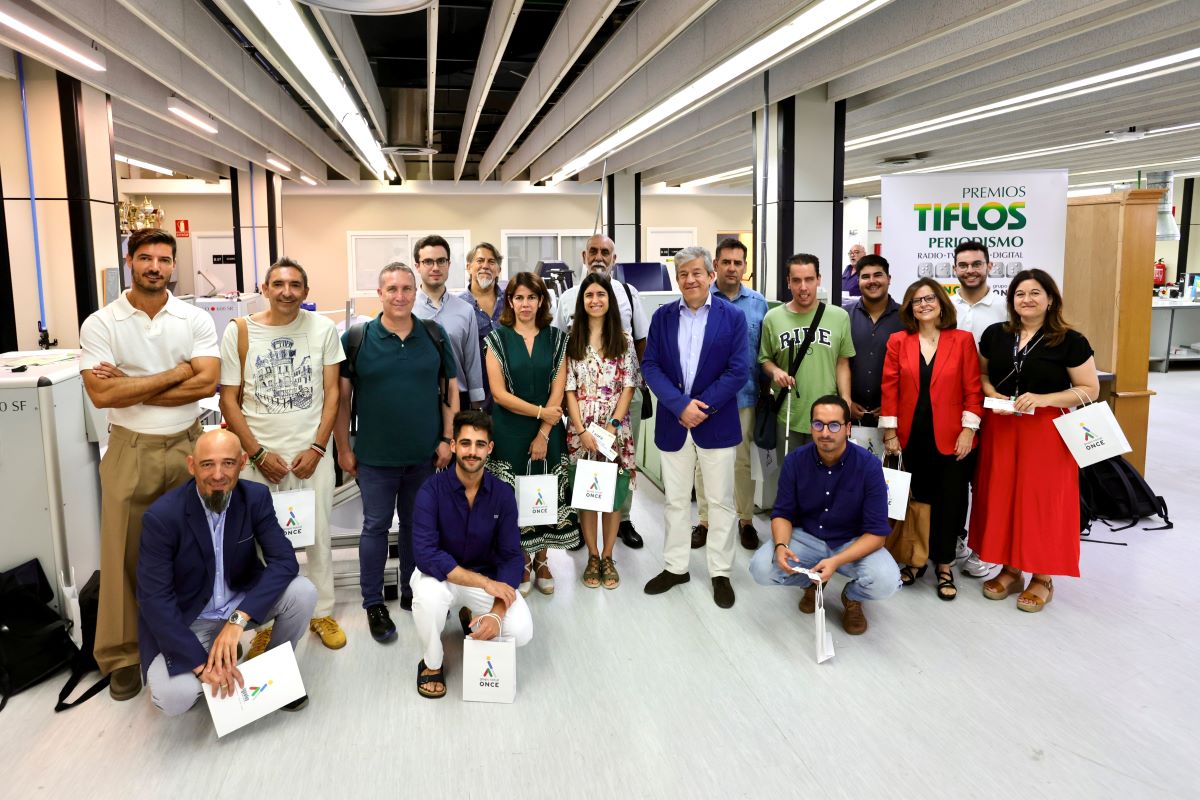 Foto de familia de los Jurados de los Premios Tiflos de Periodismo en la sala de producción braille del SBO Foto de familia de los Jurados de los Premios Tiflos de Periodismo en la sala de producción braille del SBO