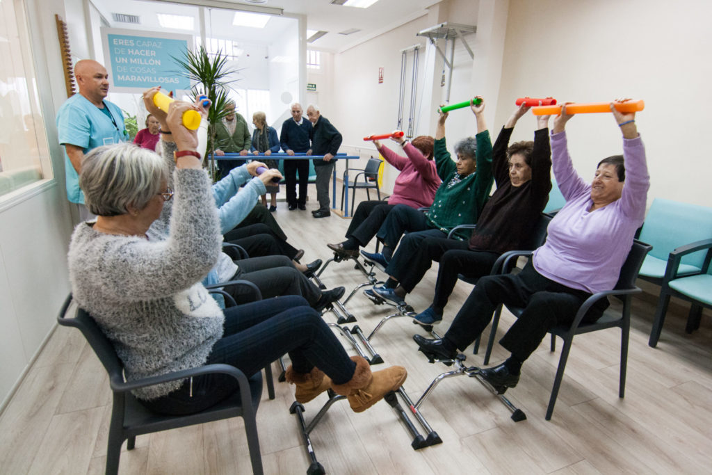 Personas mayores realizando actividades deportivas en un centro de día