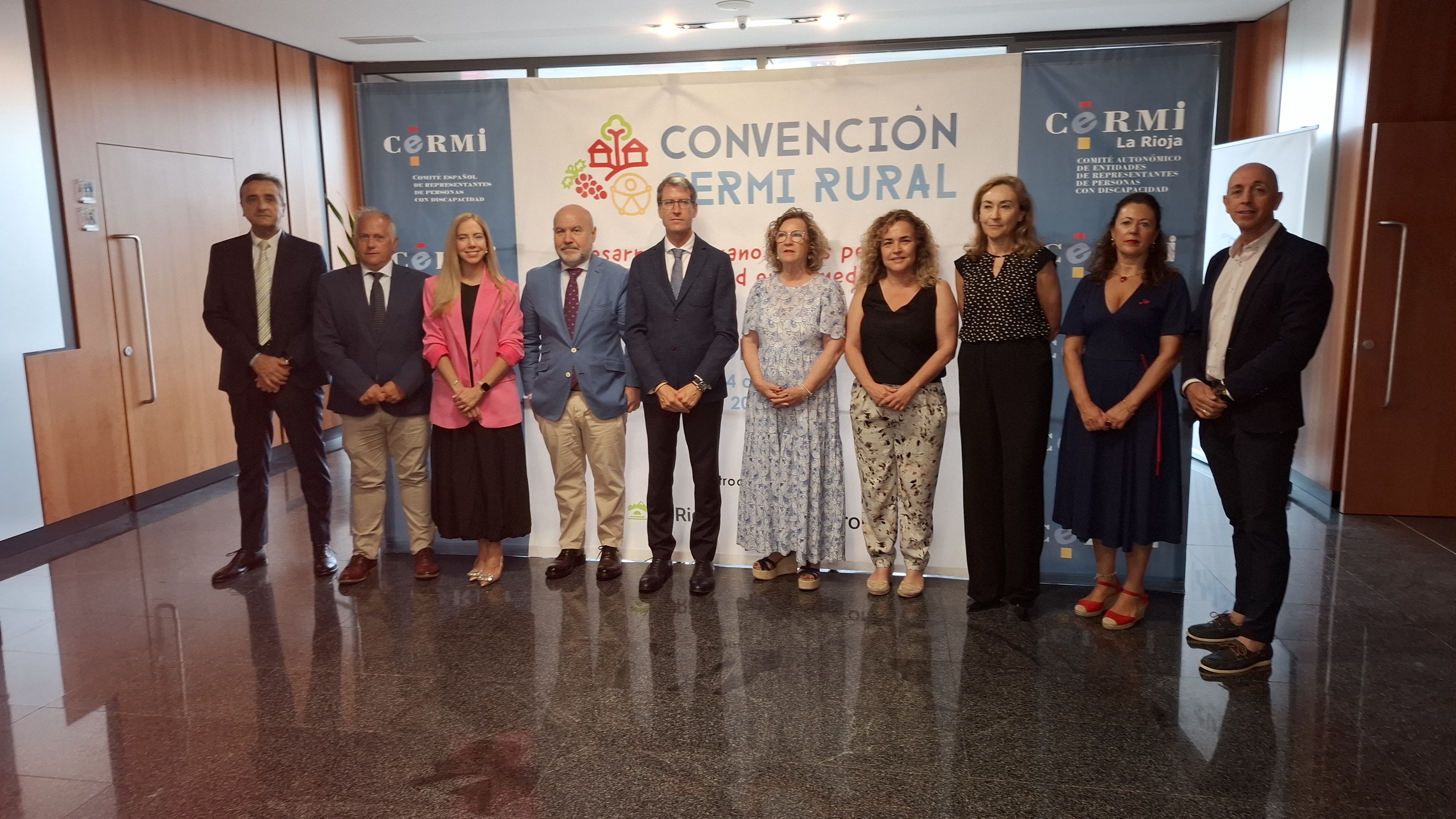 Responsables del CERMI y responsables políticos de La Rioja antes de la sesión inaugural