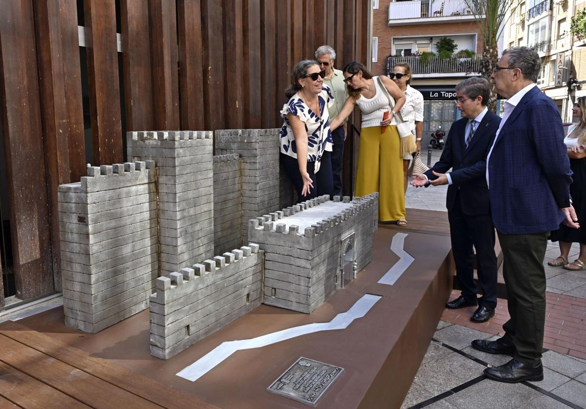 Teresa Lajarín junto a la maqueta, frente al alcalde de la capital en el acto de inauguración. FOTO/ La Verdad de Murcia
