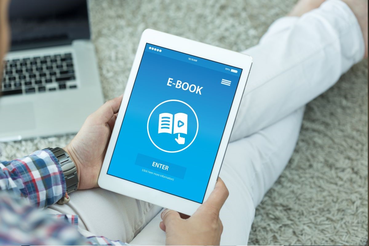 Una persona sujetando un e-book