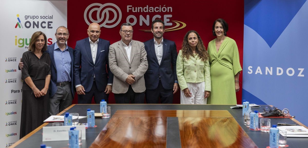 Foto de familia dela firma entre Fundación ONCE y Sandoz