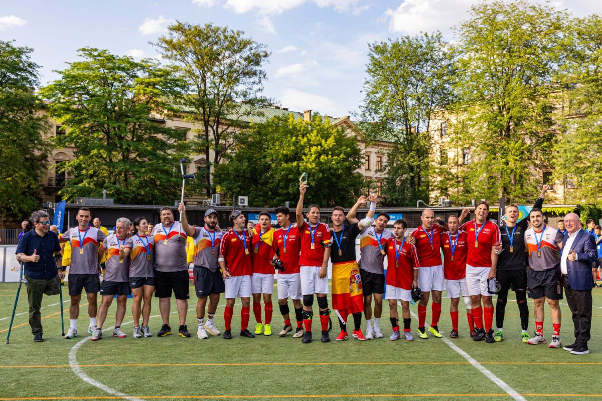 La selección española tras recibir el trofeo de campeón