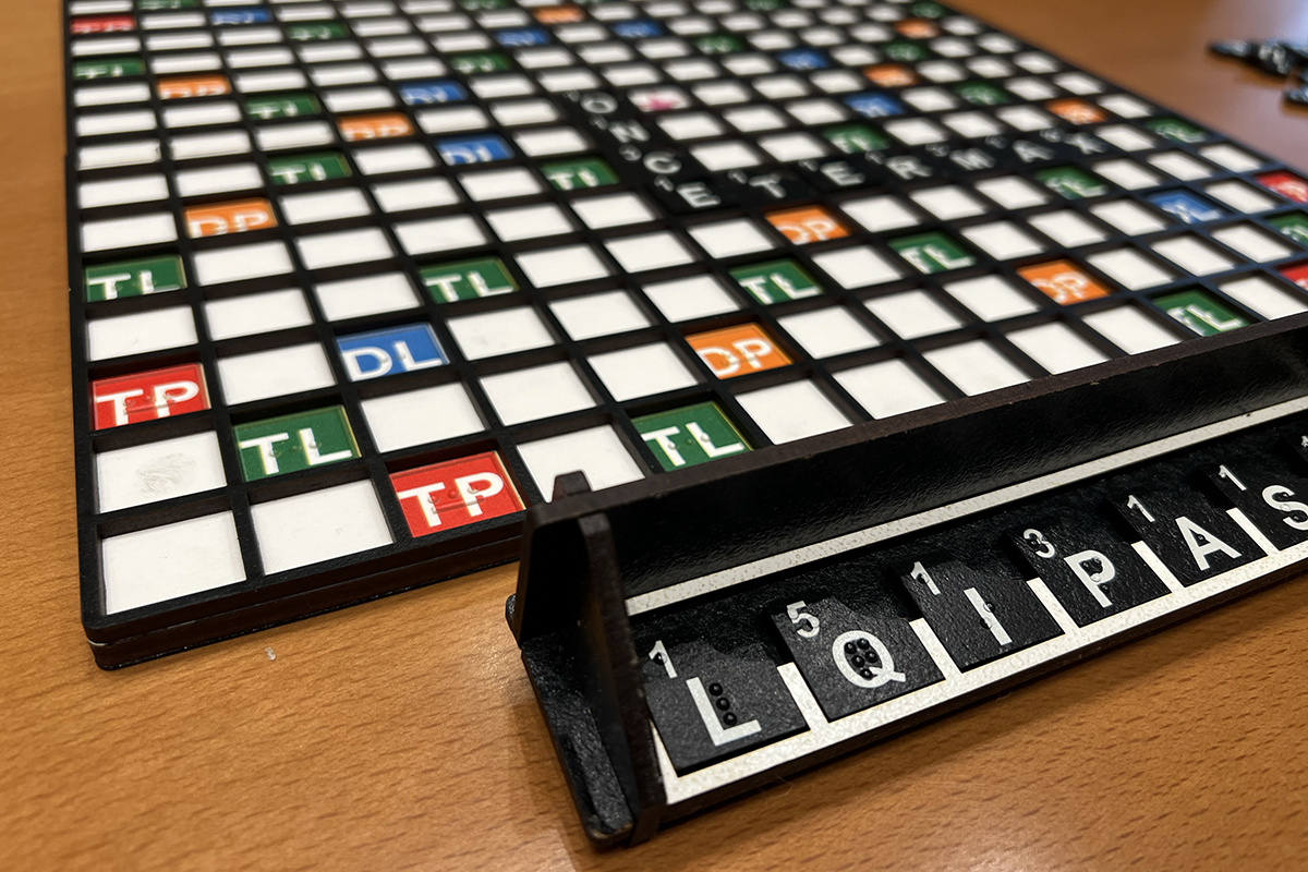 Detalle del braille en el tablero y el atril del juego