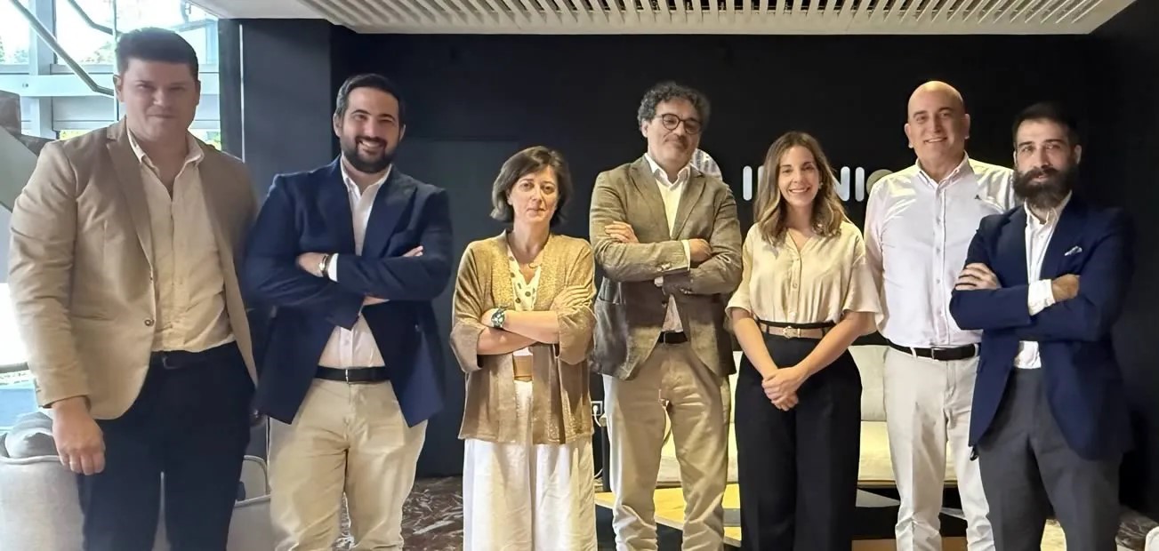 Responsables de ambas corredurías tras la firma del acuerdo Responsables de ambas corredurías tras la firma del acuerdo