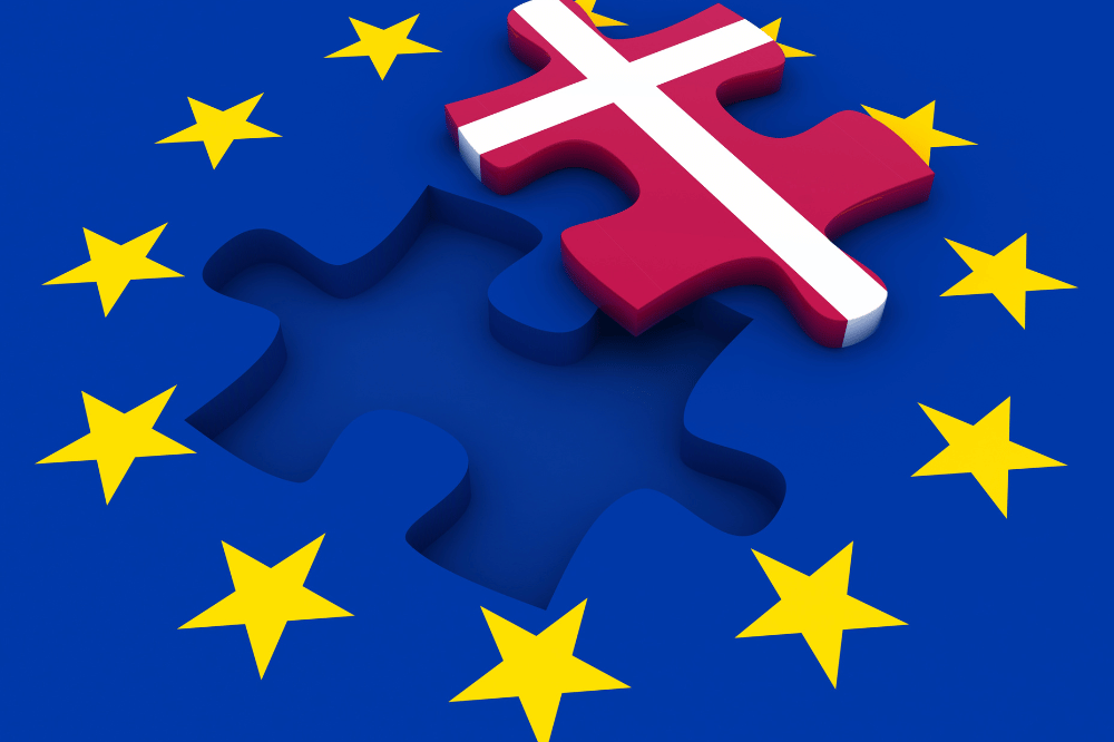 Logo de la UE con una pieza de puzle con la bandera de Dinamarca