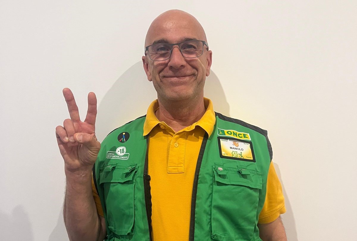 Manuel Alfonso Vera saluda tras conocer que ha sido el vendedor del premio extra de verano de la ONCE Manuel Alfonso Vera saluda tras conocer que ha sido el vendedor del premio extra de verano de la ONCE