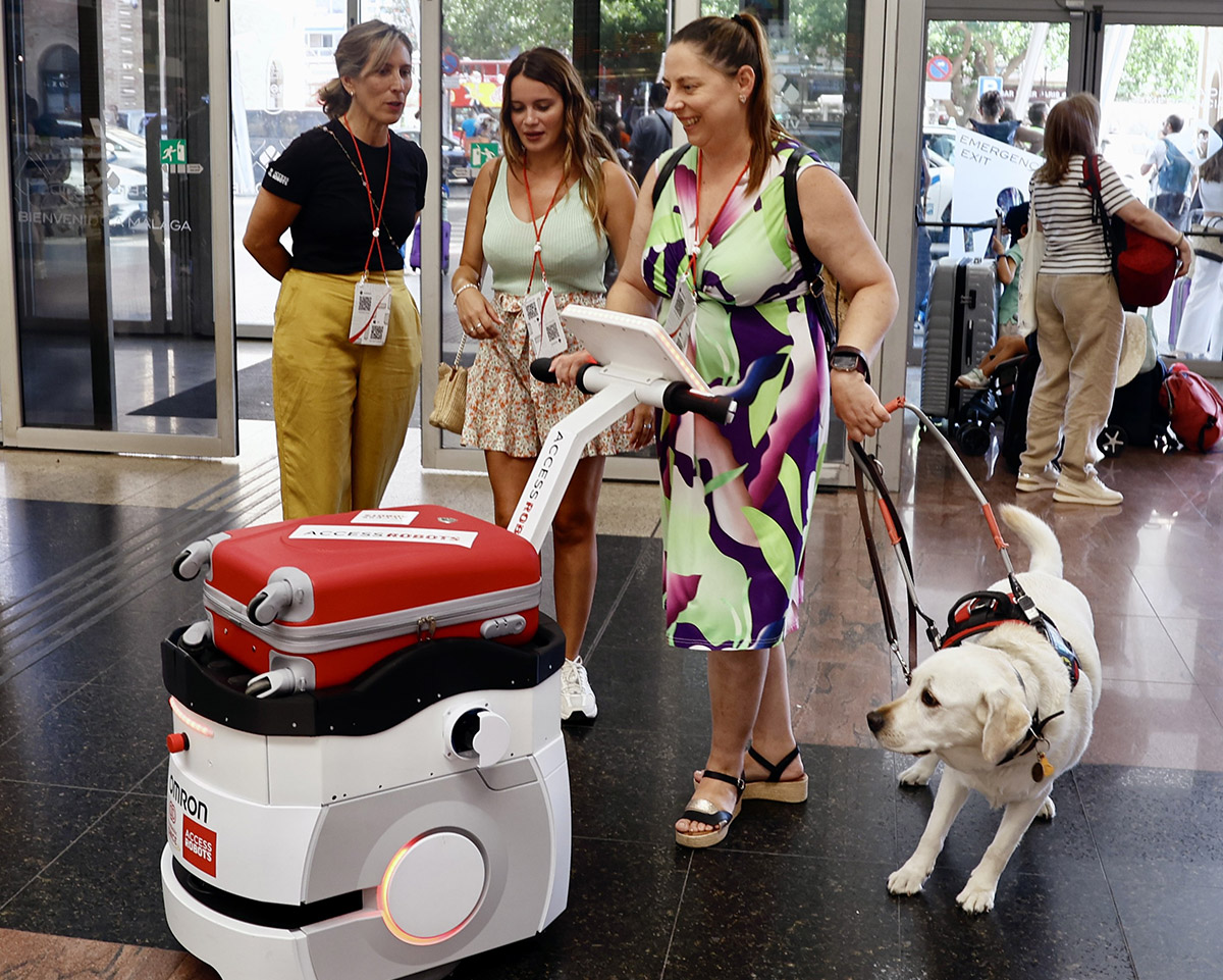 Una usuaria ciega prueba el robot