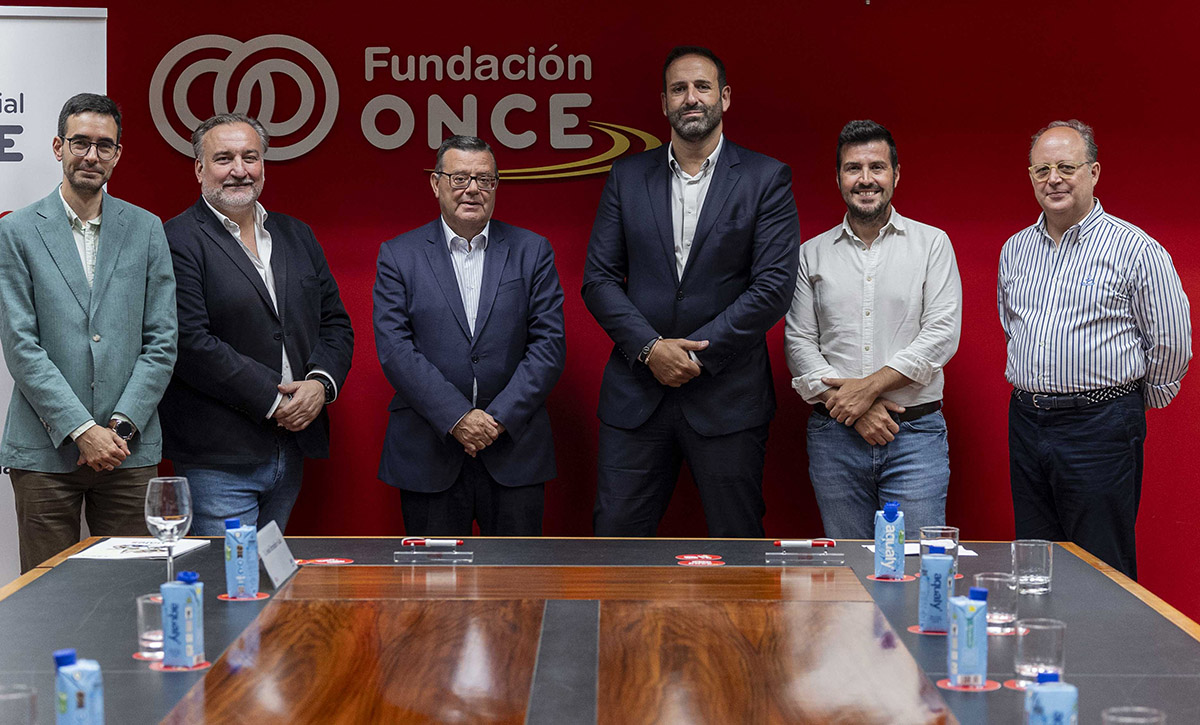 Foto de familia de los participantes en la firma del convenio