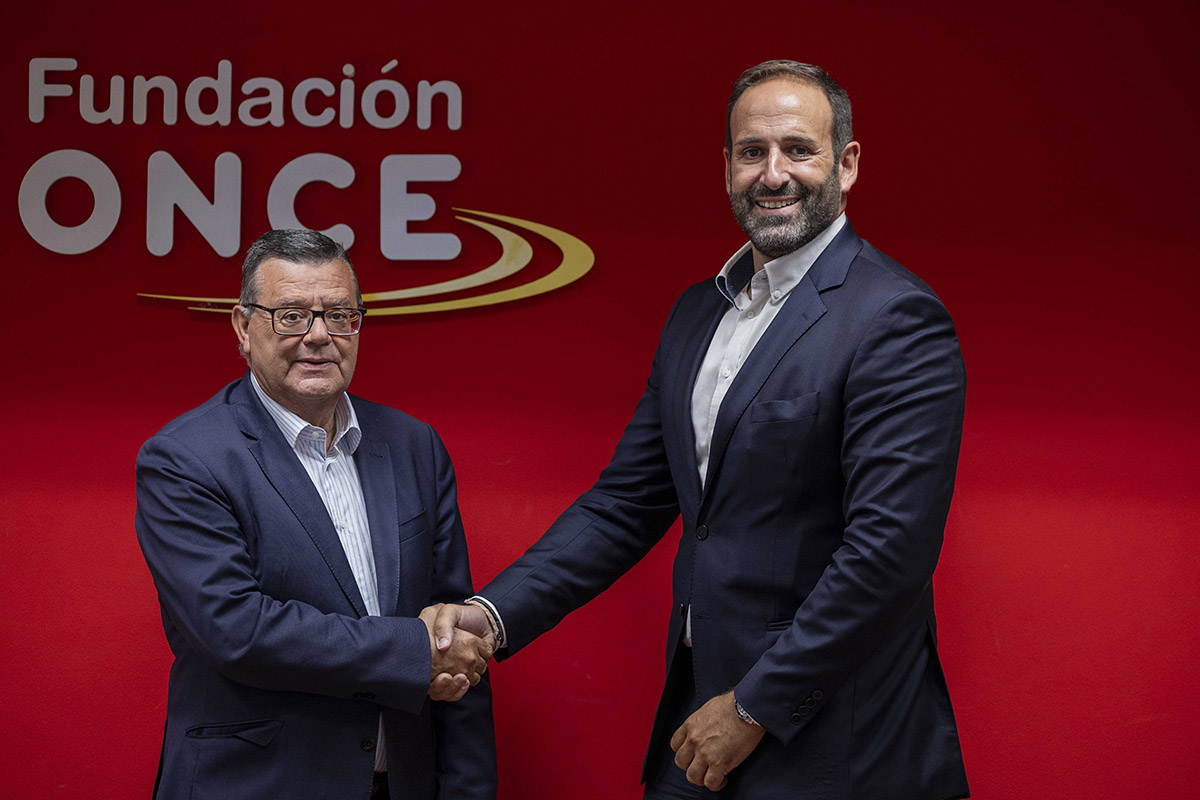 Martínez Donoso y Daniel Mila estrechan sus manos tras la firma del convenio Martínez Donoso y Daniel Mila estrechan sus manos tras la firma del convenio