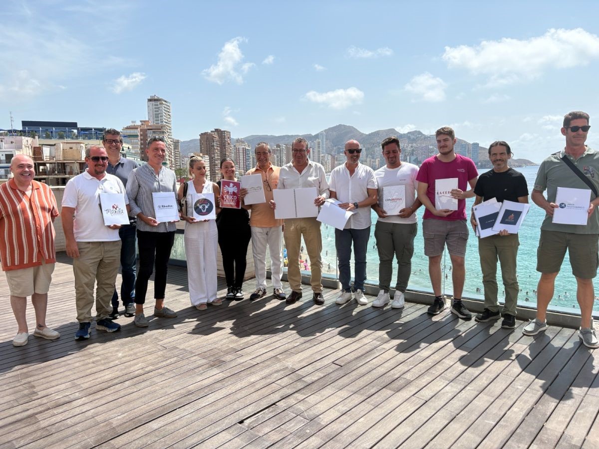 Foto de familia de los restauradores y el responsable de la ONCE, en la presentación de la campaña de restaurantes accesibles en Benidorm | Foto de Abreca Foto de familia de los restauradores y el responsable de la ONCE, en la presentación de la campaña de restaurantes accesibles en Benidorm | Foto de Abreca