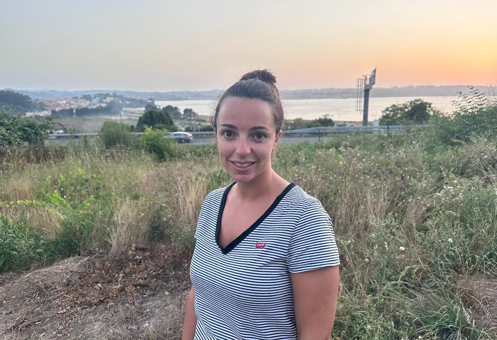 Uxía García Freire es maestra en Educación Primaria, especializada en Pedagogía Terapéutica (PT), afiliada a la ONCE. Imagen de plano medio, Uxía sonríe. Está en Galicia, con el mar al fondo. Uxía García Freire es maestra en Educación Primaria, especializada en Pedagogía Terapéutica (PT), afiliada a la ONCE. Imagen de plano medio, Uxía sonríe. Está en Galicia, con el mar al fondo.