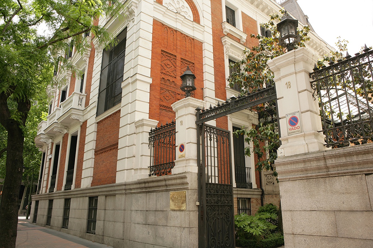 Fachada y entrada al Consejo General de la ONCE, Palacete de Basilio Aval