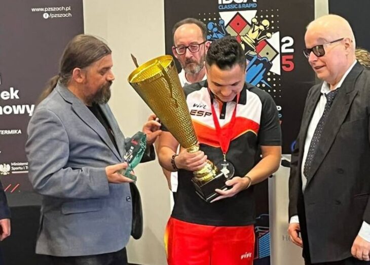 Pulvett recibe la copa como ganador del mundial de ajedrez