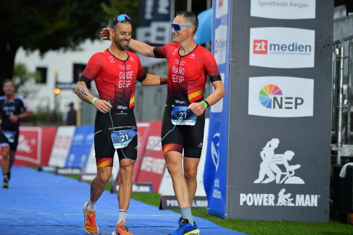 Fernando Riaño y Javier Alaguero se abrazan al cruzar la línea de meta | Fotos cedida por los atletas