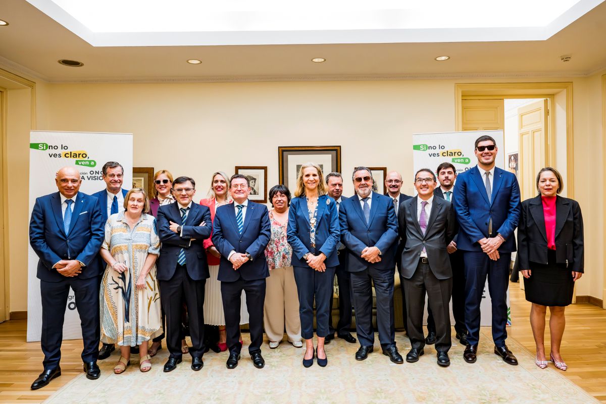Foto familia del patronato de la FOBV con la infanta Elena en el centro de la imagen