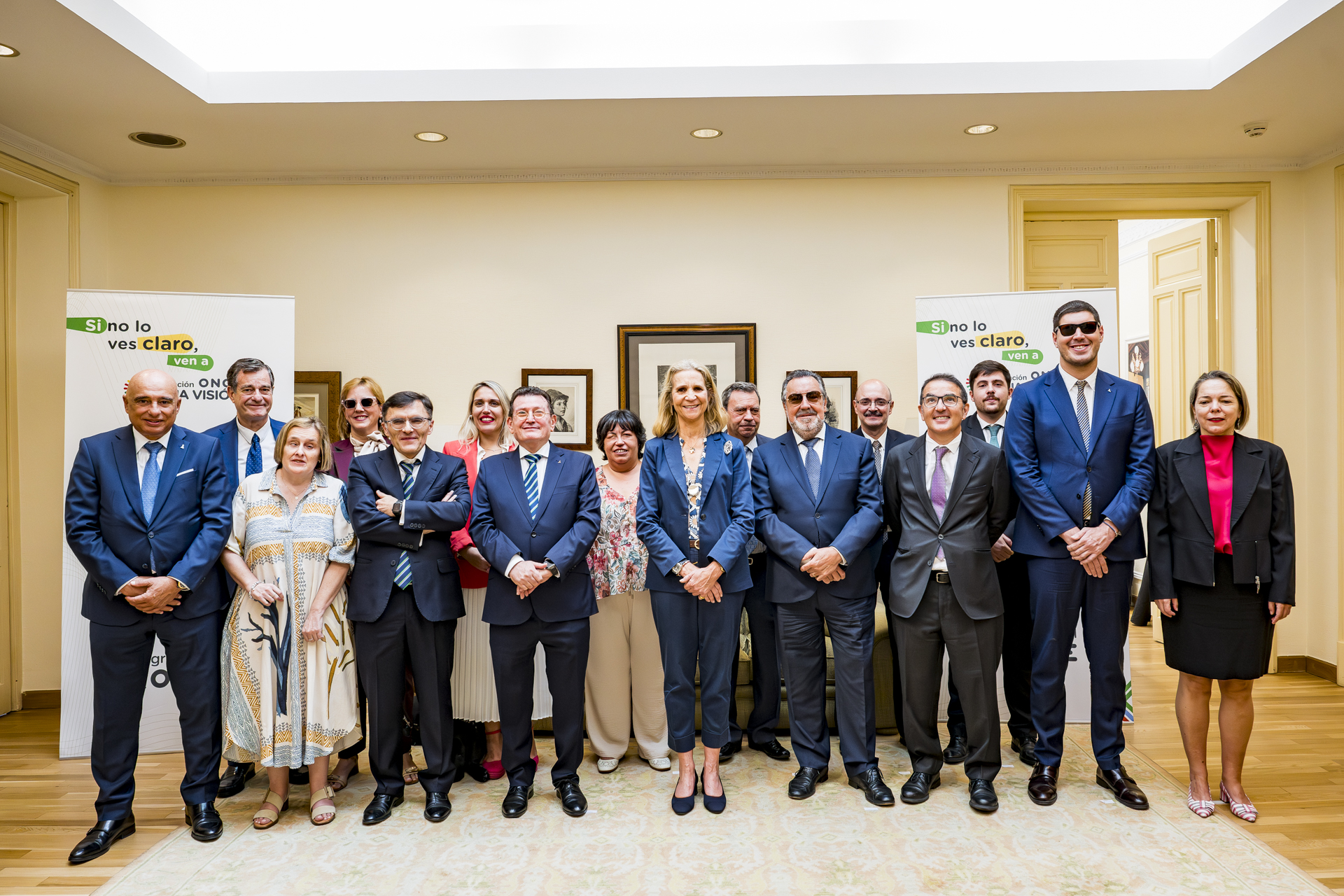 Foto familia del patronato de la FOBV con la infanta Elena en el centro de la imagen