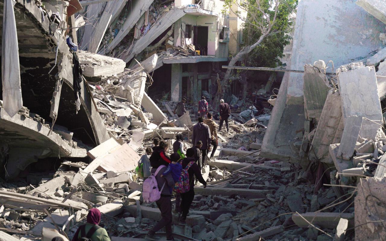 Gazatíes huyendo de las ruinas de la ciudad Foto/OXFAM Gazatíes huyendo de las ruinas de la ciudad Foto/OXFAM