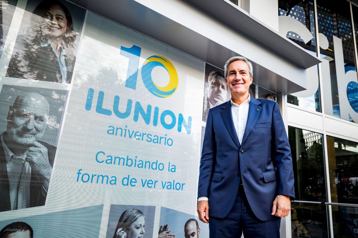 Alejandro Oñoro, con el fondo de la campaña 