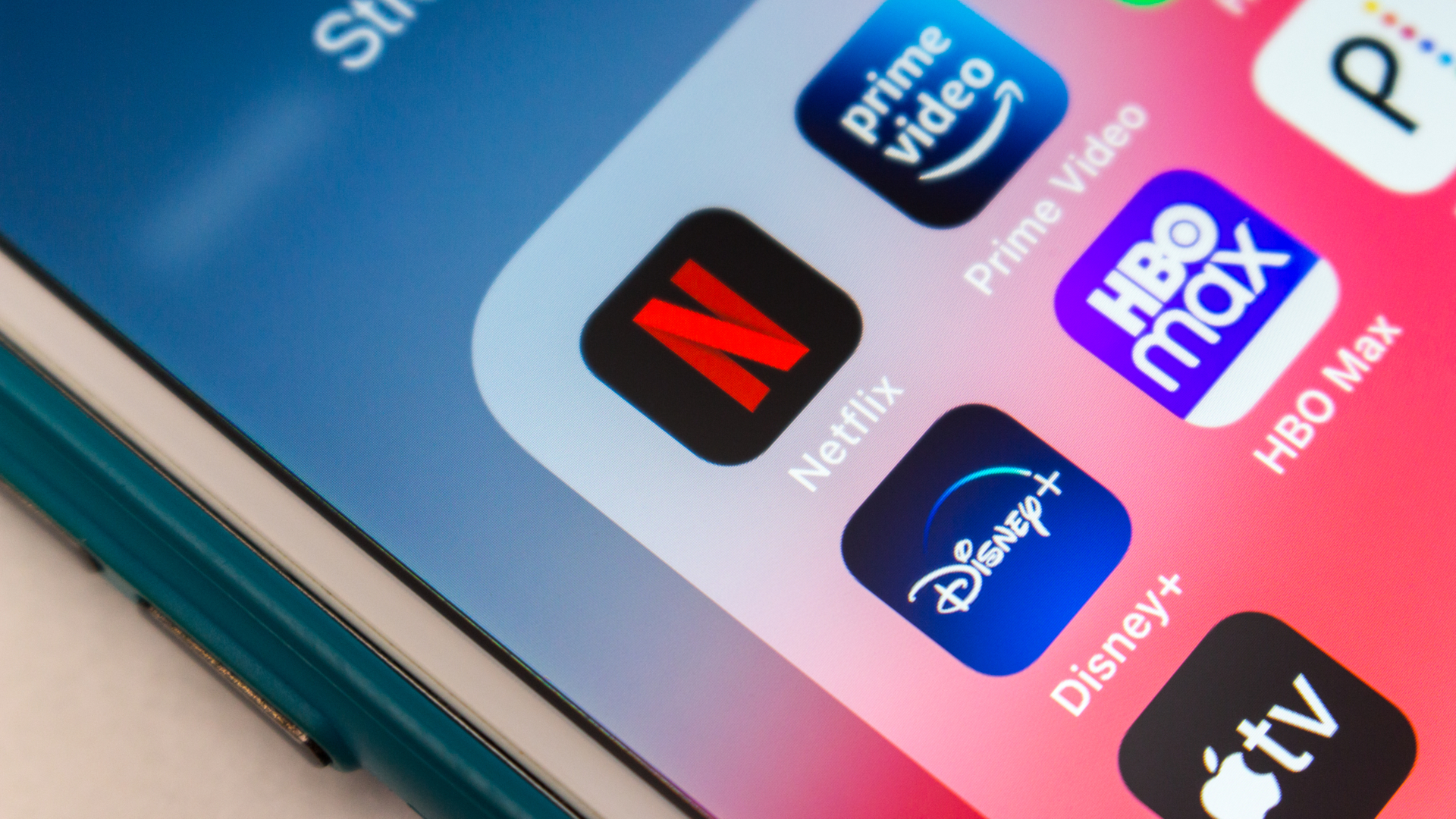 Plano detalle de un móvil con varias apps de vídeo instaladas: Netflix, Prime Video, Disney + Apple TV, HBO Max... Plano detalle de un móvil con varias apps de vídeo instaladas: Netflix, Prime Video, Disney + Apple TV, HBO Max...