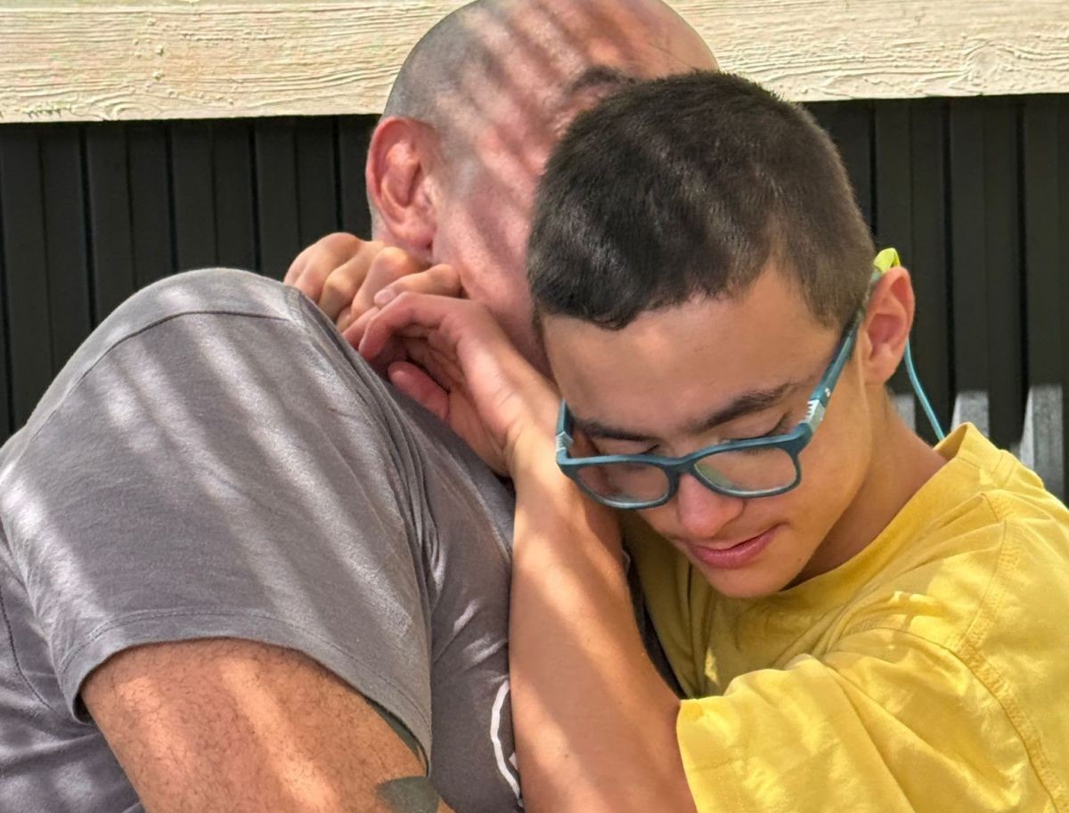 Carlos Mayorga abrazado a su hijo Elian