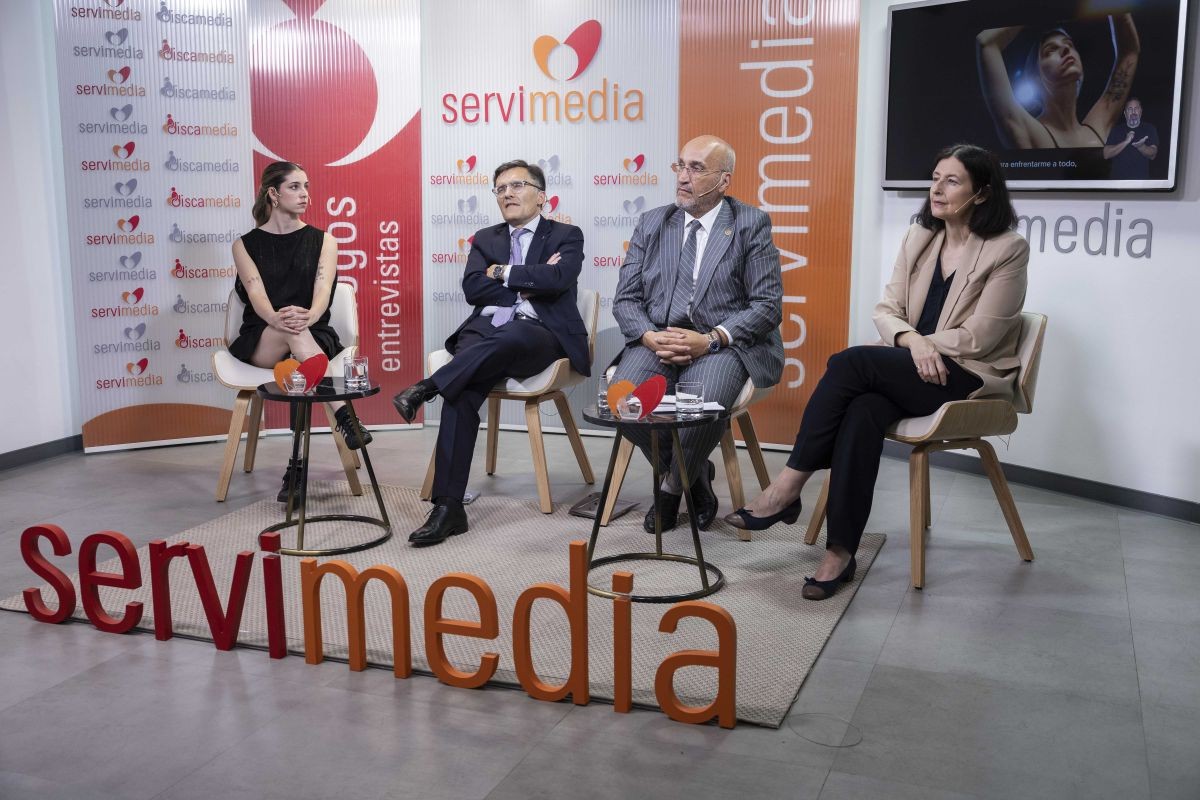 Imagen de los cuatro participantes en el encuentro organizado por Servimedia | Foto de Jorge Villa