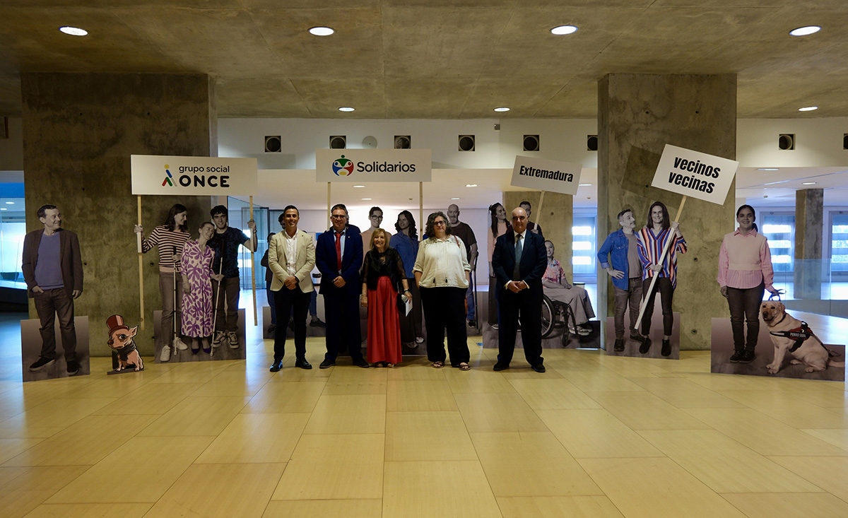 Foto de familia de los galardonados con los Solidarios Extremadura 2025