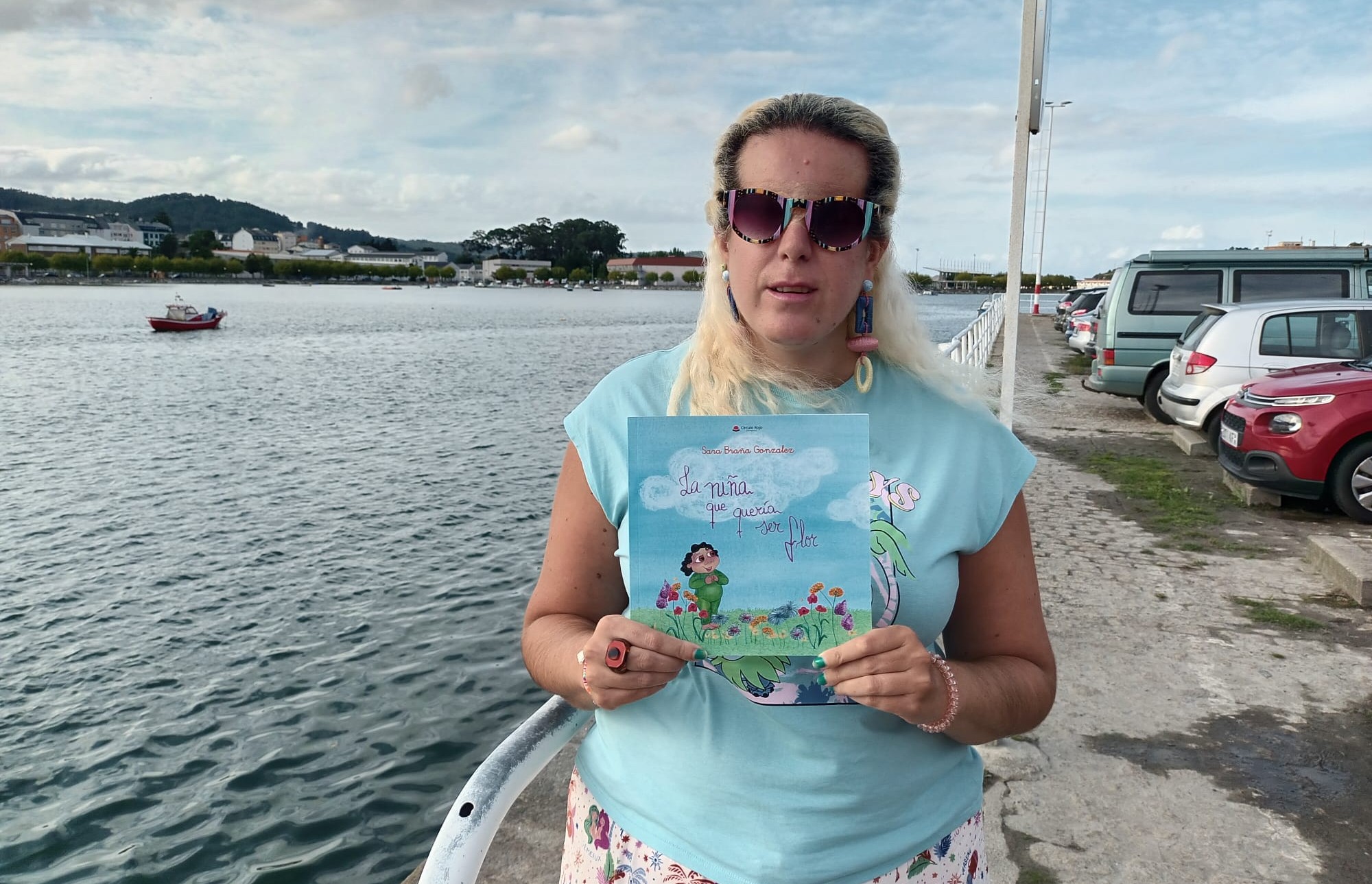 Sara Braña González posa con el cuento nominado a los premios Editorial Círculo Rojo 