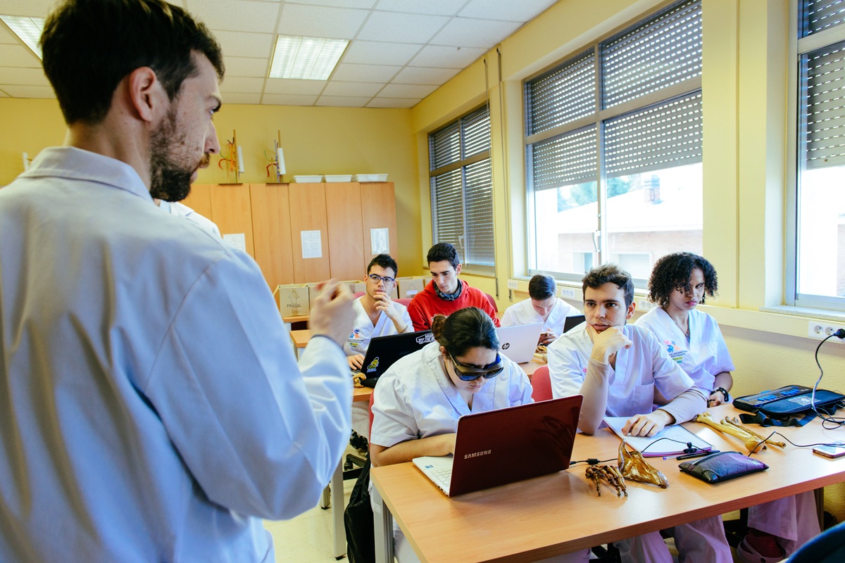 Un grupo de alumnos en clase en la Escuela Universitaria de Fisioterapia Un grupo de alumnos en clase en la Escuela Universitaria de Fisioterapia