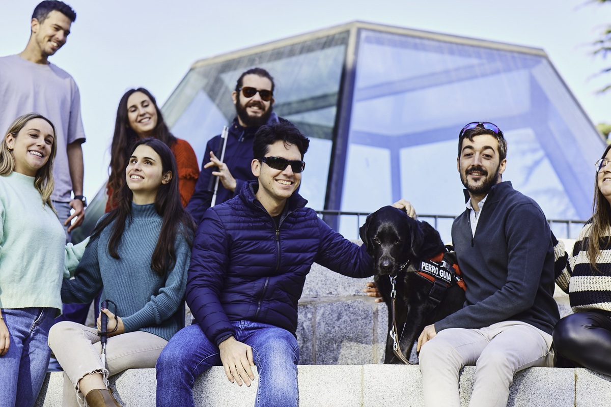 Grupo de jóvenes afiliados y afiliadas