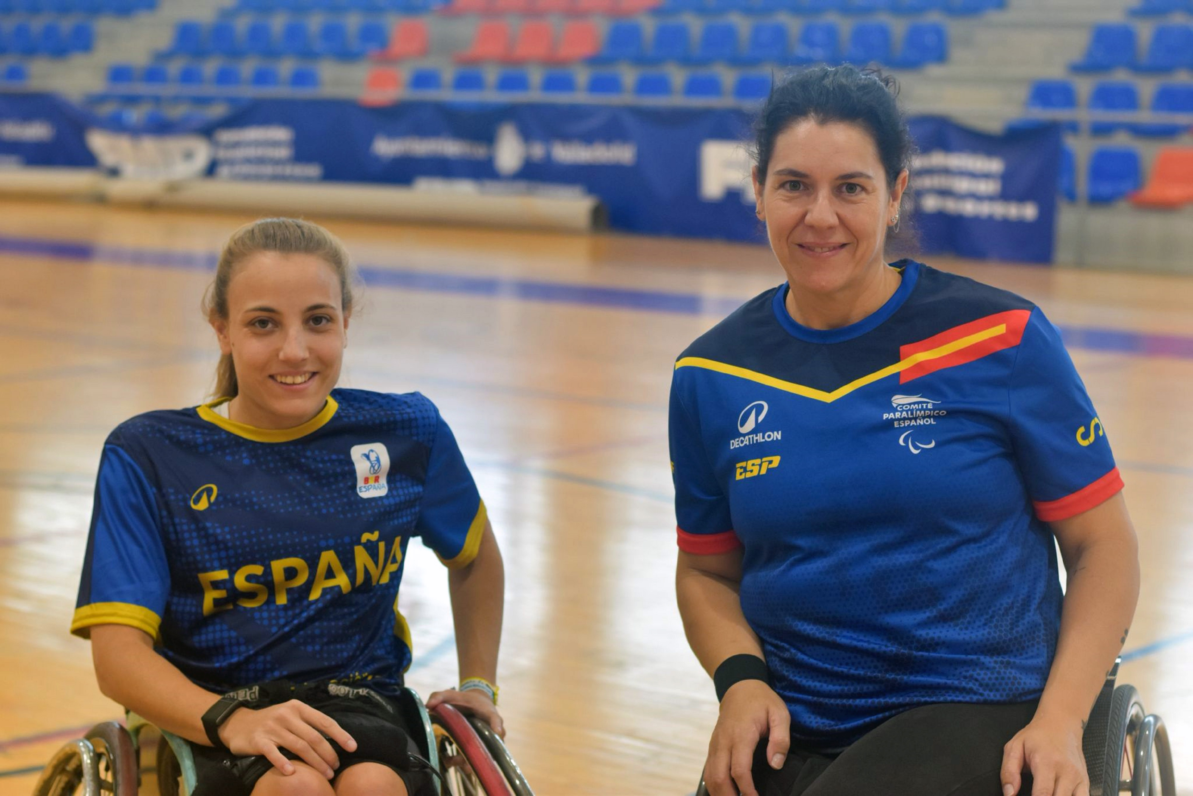 Dos jugadoras de baloncesto en silla de ruedas con la equipación patrocinada por Decathlon